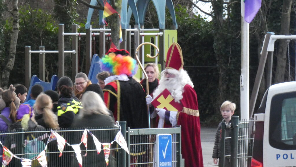 Sinterklaas met de Pieten arriveren bij basisschool De Noordster